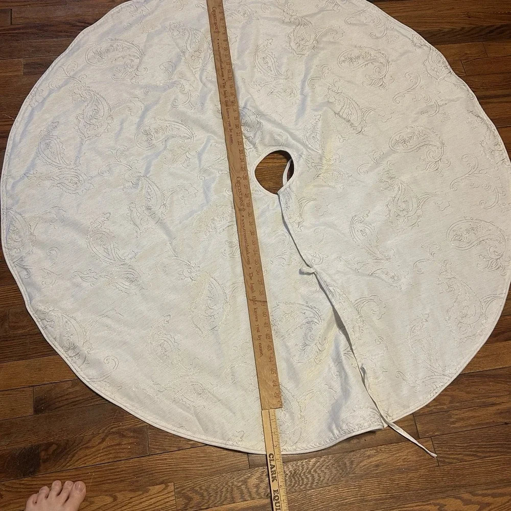 Balsam & Fir Trading Co. White Paisely Linen Embroidered Tree Skirt 52